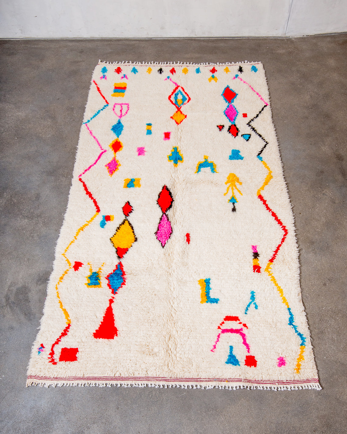 Modern designer handcrafted Berber rug from Morocco. Azilal rug with beautiful colours and patterns. Made of sheep’s wool and colourful cotton.